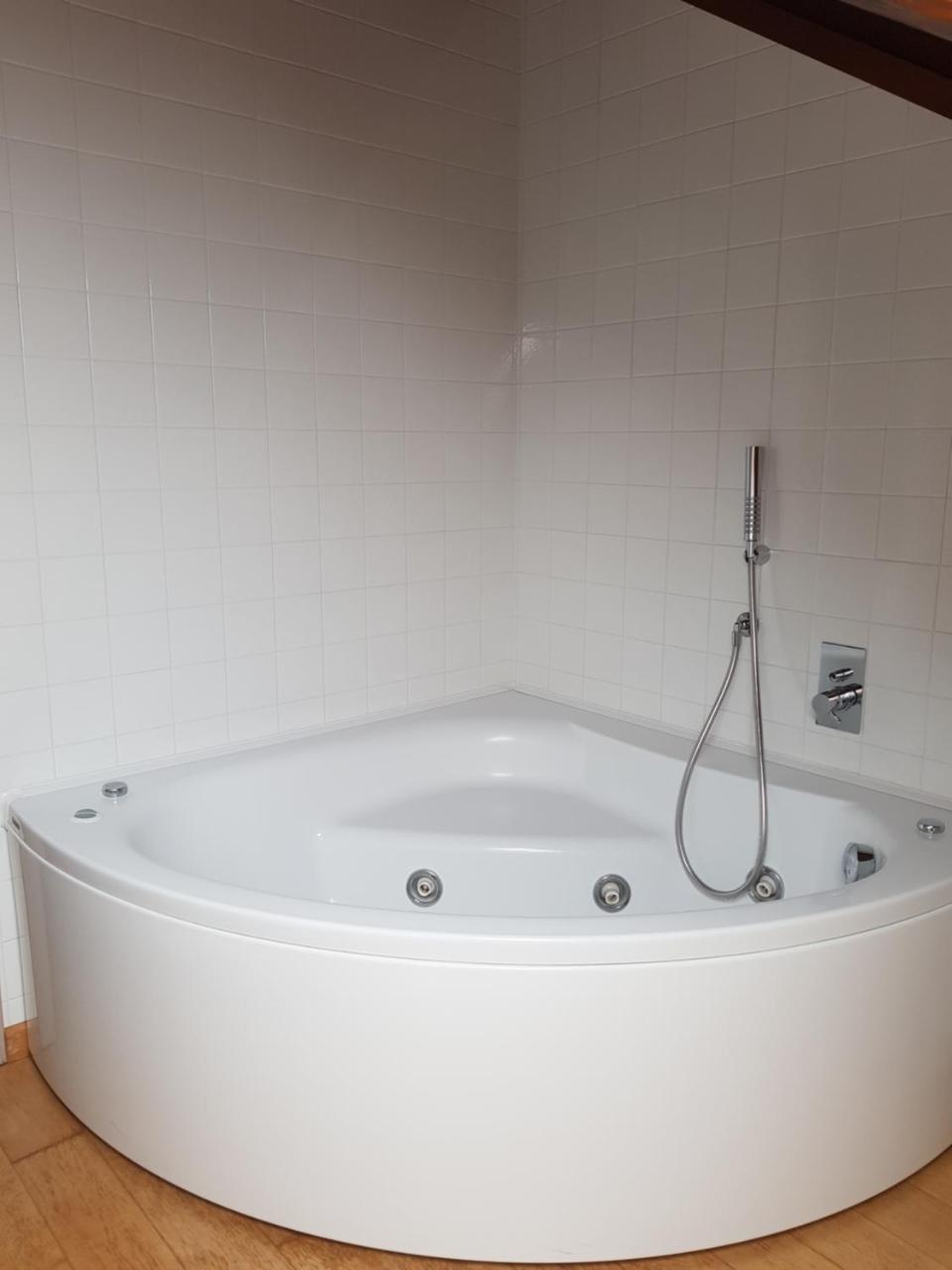 Bed and Breakfast La Morona Rocchetta Tanaro Екстер'єр фото